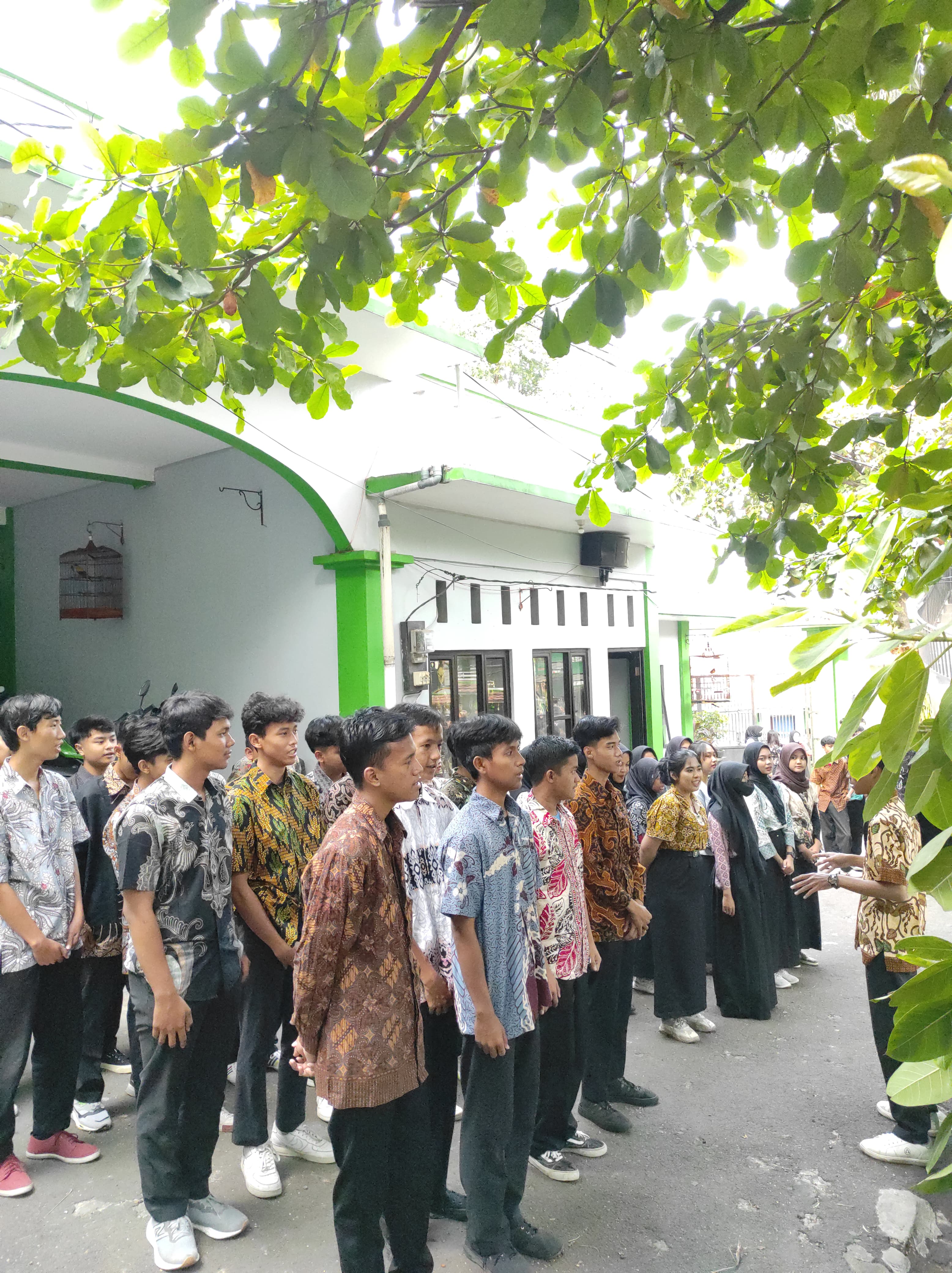 Paduan suara SMK Al Basyariah Hari Batik Nasional 2023