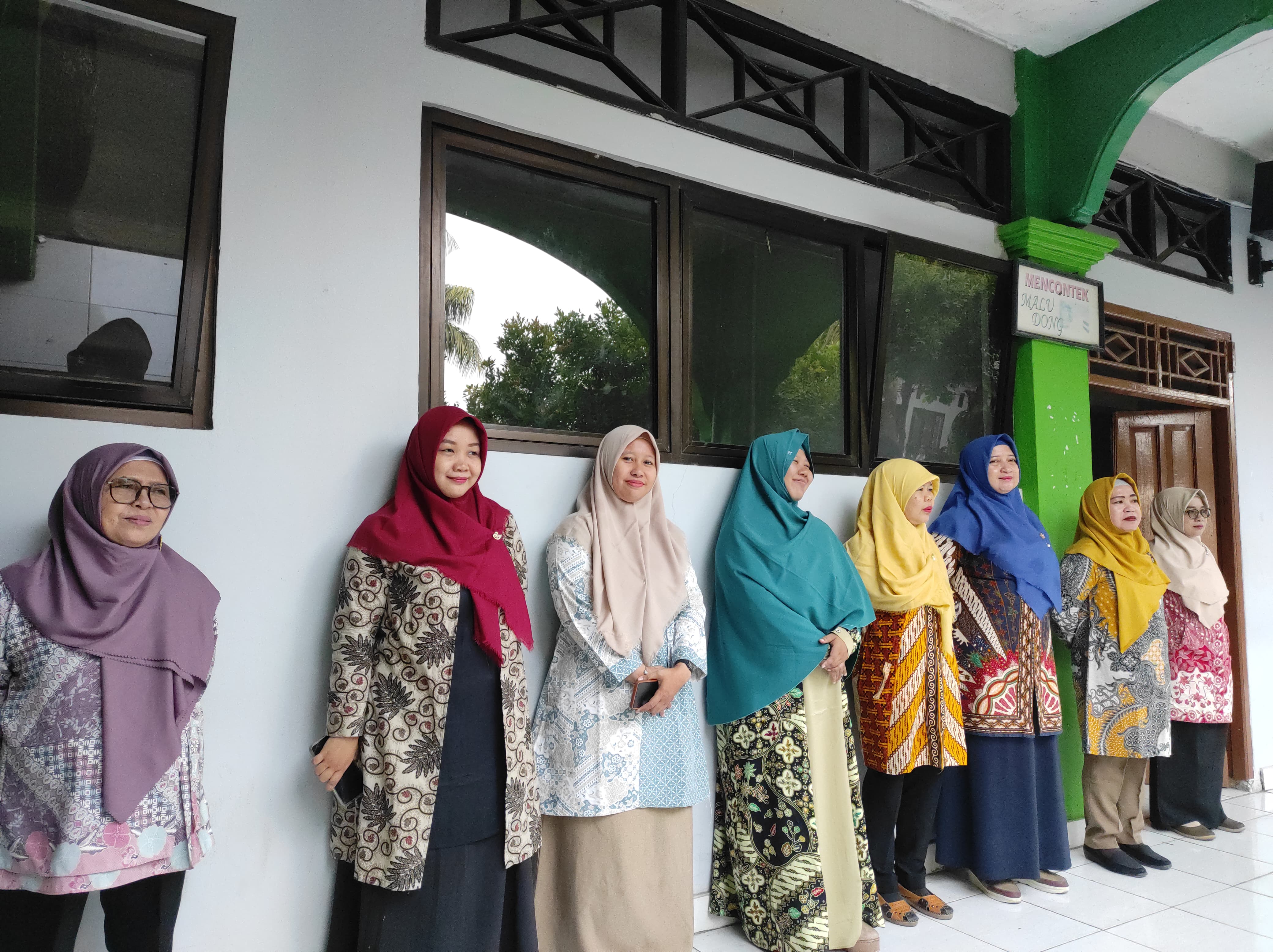 Guru SMK Al-Basyariah Hari Batik Nasional 2023